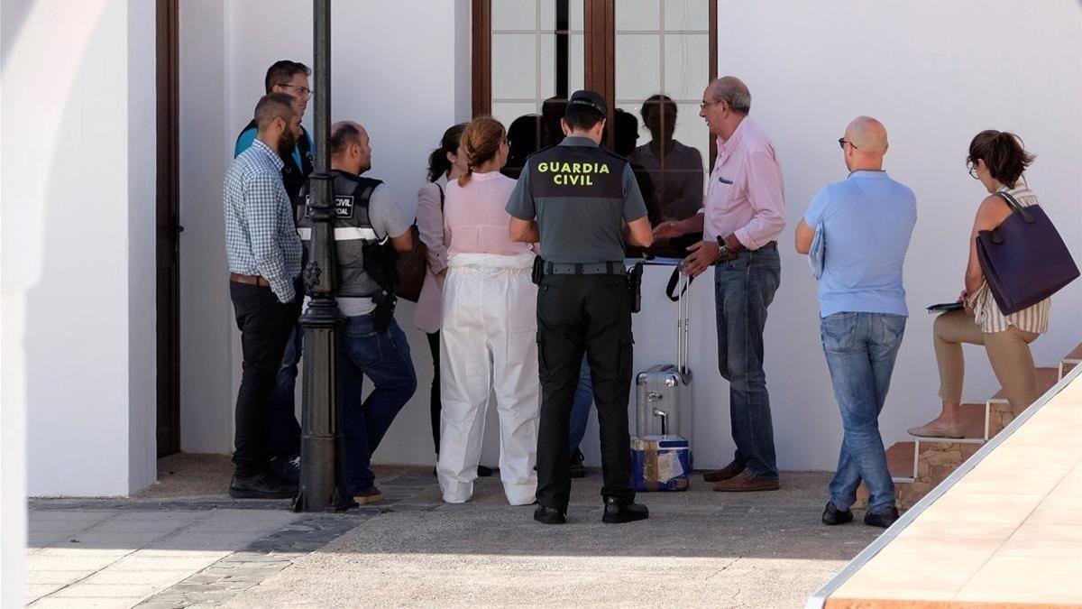 El forense y la Guardia Civil cerca del domicilio de Valle de Santa Inés, en Betancuria (Fuerteventura) donde se encontró a una joven muerta
