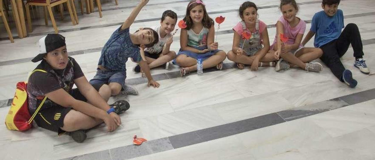 Algunos participantes en los talleres infantiles, ayer, en el centro social de Campomanes.