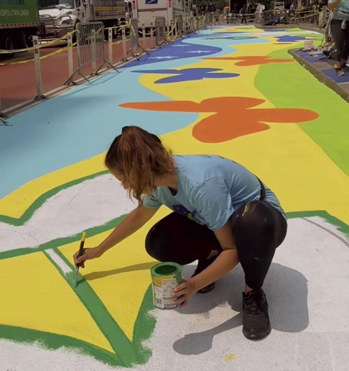 La muralista viguesa Vanesa Álvarez trabajando sobre su obra en Nueva York.