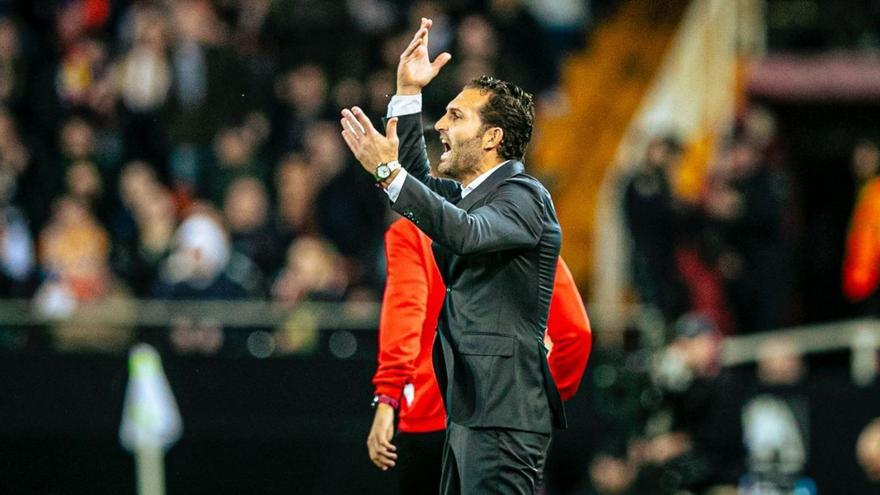 Rubén Baraja imparte instrucciones desde el banquillo de Mestalla. | J.M.LÓPEZ