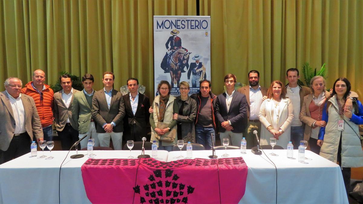 Empresarios, toreres y miembros del equipo de gobierno en la presentación del festival