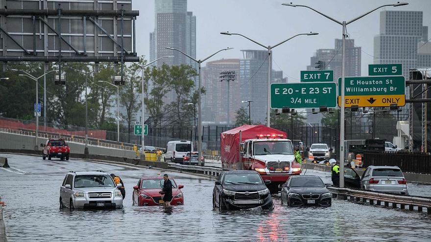 Nueva York, inundada y parcialmente paralizada por una lluvia torrencial