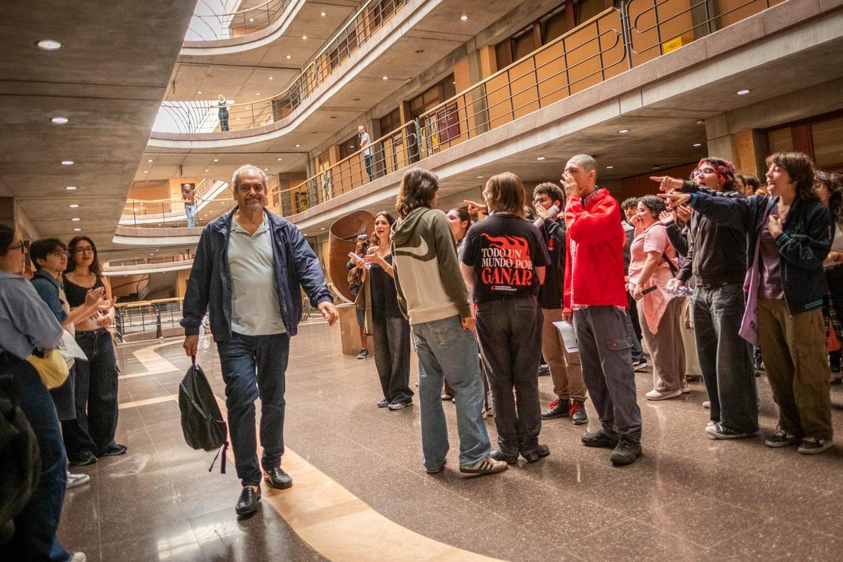 "Vergüenza" en la ULL: los estudiantes protestan para mantener los exámenes de julio "Vergüenza" en la ULL: los estudiantes protestan para mantener los exámenes de julio