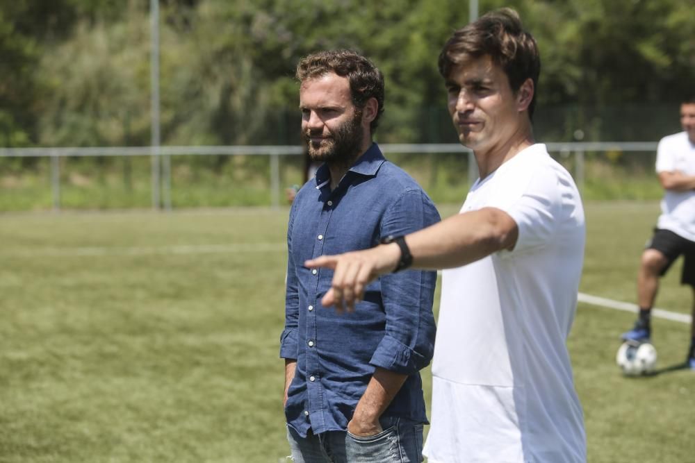 Visita de Mata al campus del Real Oviedo