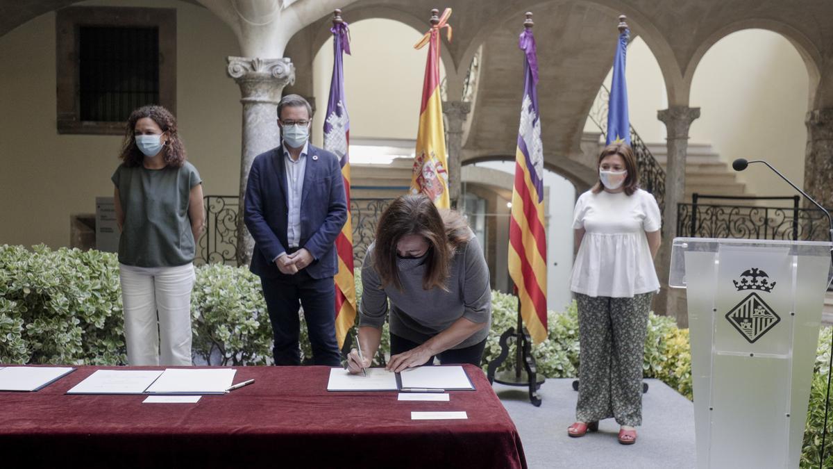Firma del convenio entre las tres instituciones el pasado junio.