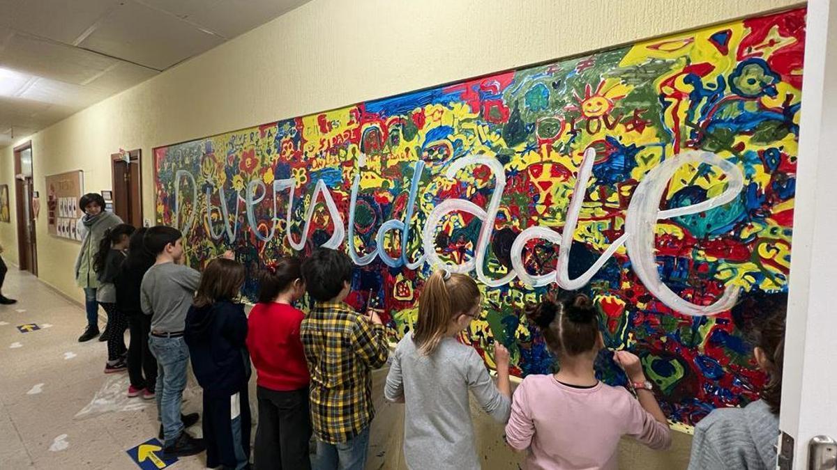 Un mural en favor de la diversidad educativa en un colegio gallego.