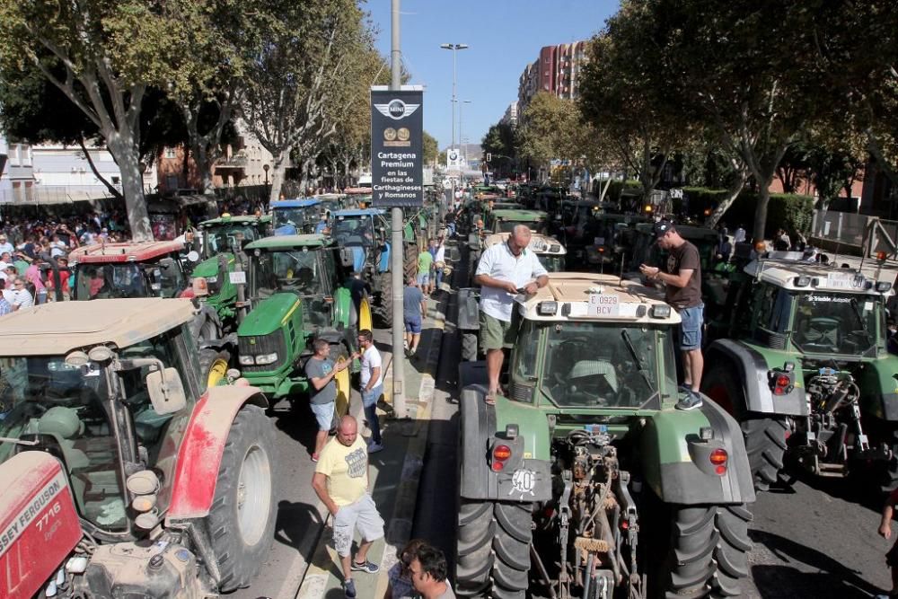 Protesta de agricultores en la Asamblea Regional