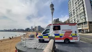 Un hombre se desploma en la playa de San Lorenzo de Gijón y sufre un golpe en la cabeza