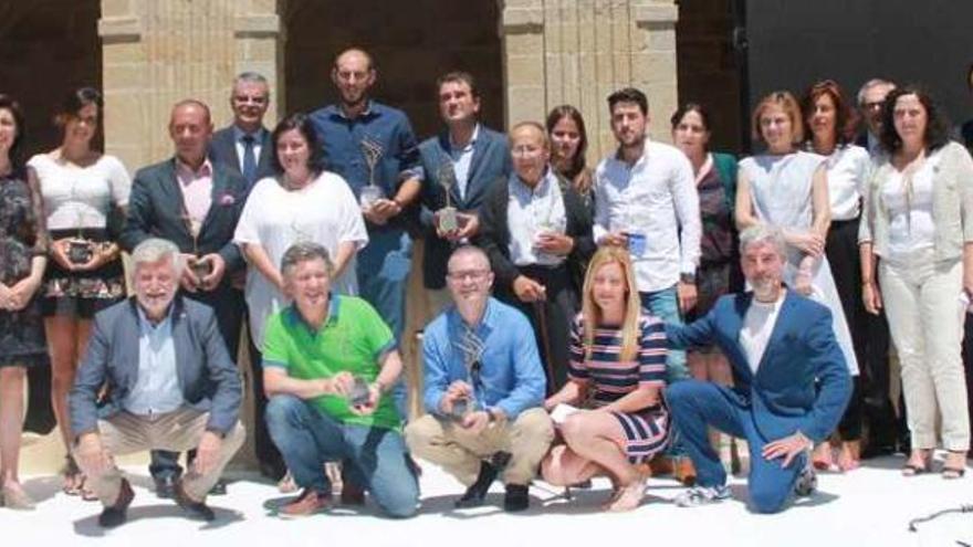 Foto de familia de los representantes de los caldos galardonados por la D.O. // Brais Lorenzo