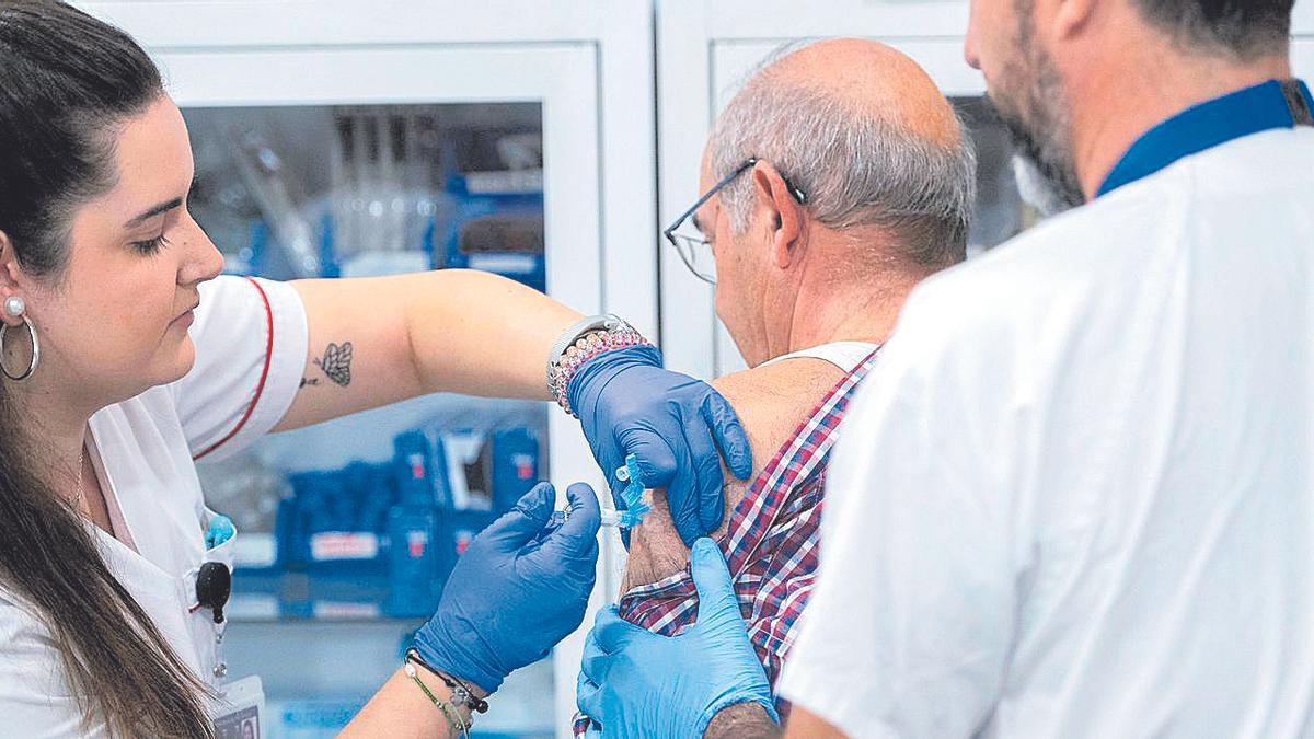 Un hombre recibe la vacuna contra la gripe, que puede detectar la nueva IA. | Alberto Ortega