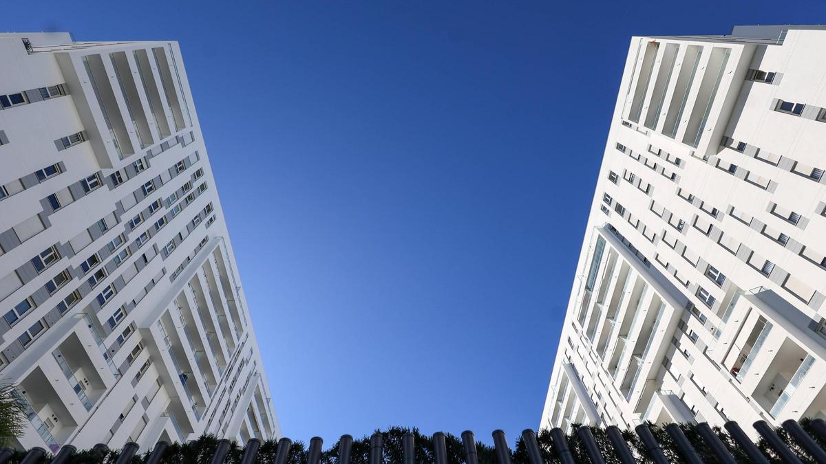 A la izquierda, edificio de viviendas de alquiler en Turianova.