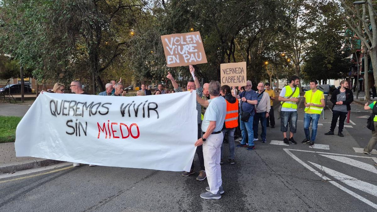 Vecinos de La Verneda cortando el tráfico este miércoles en una protesta contra las ocupaciones delictivas, en Barcelona.