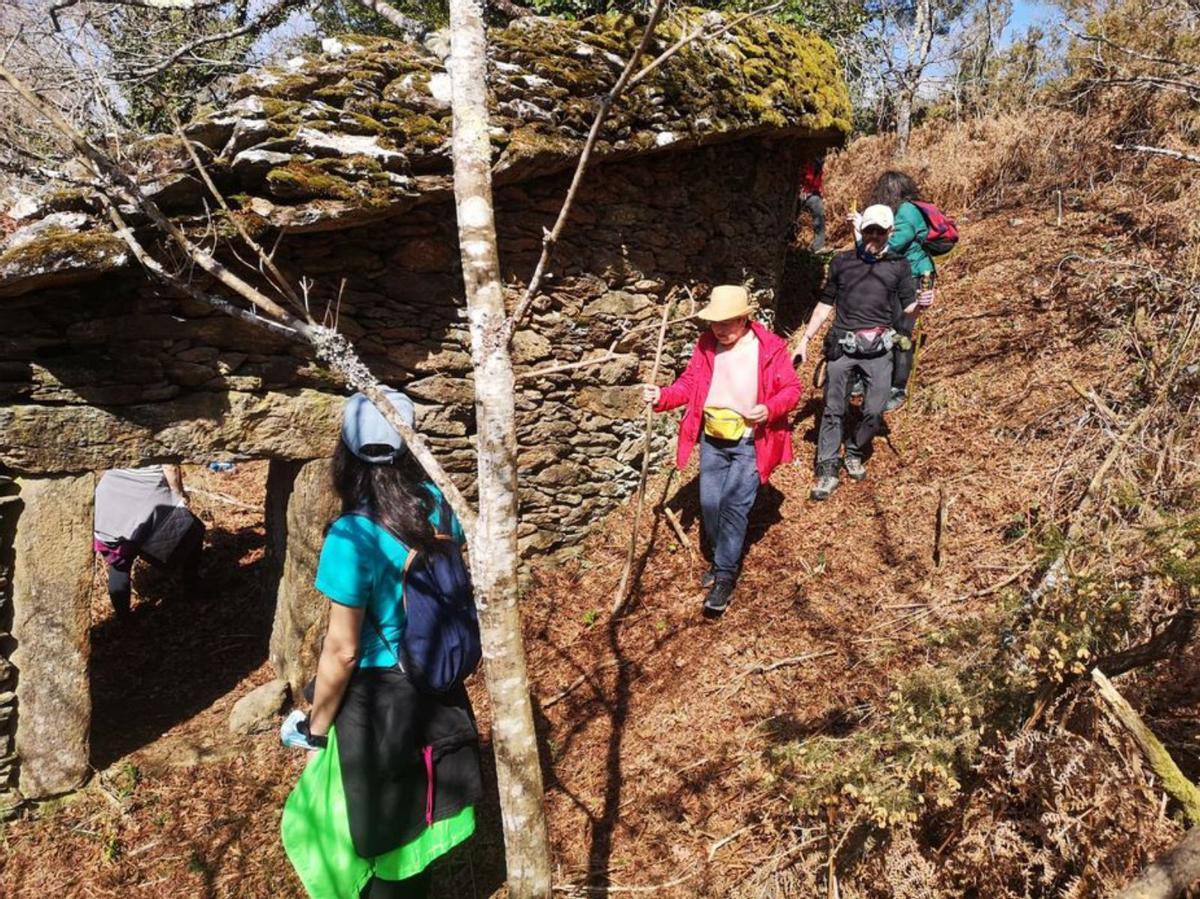 Participantes en la ruta de senderismo. | // ROTEIROS DE LALÍN