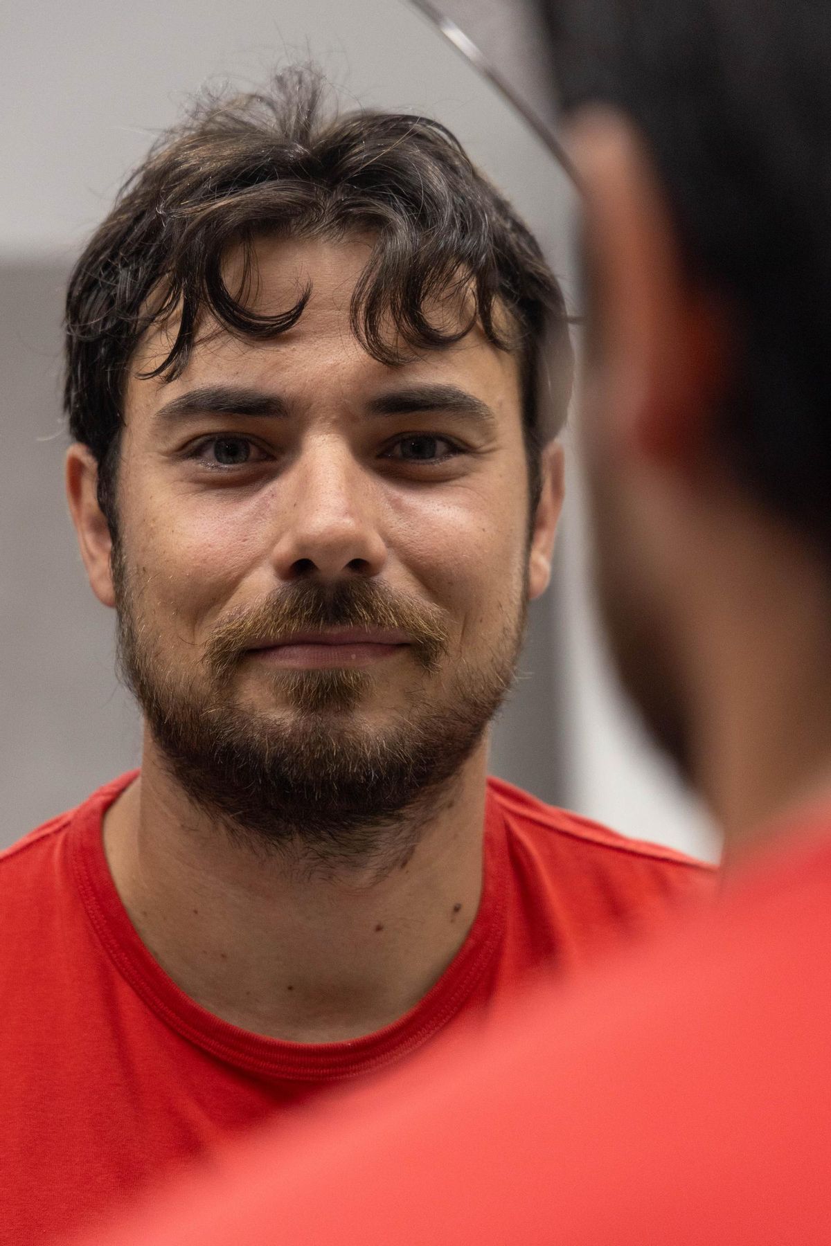 El autor Jonatan Carreres Ballester, escritor de la novela "El rey de la descarga", durante su visita a INFORMACIÓN