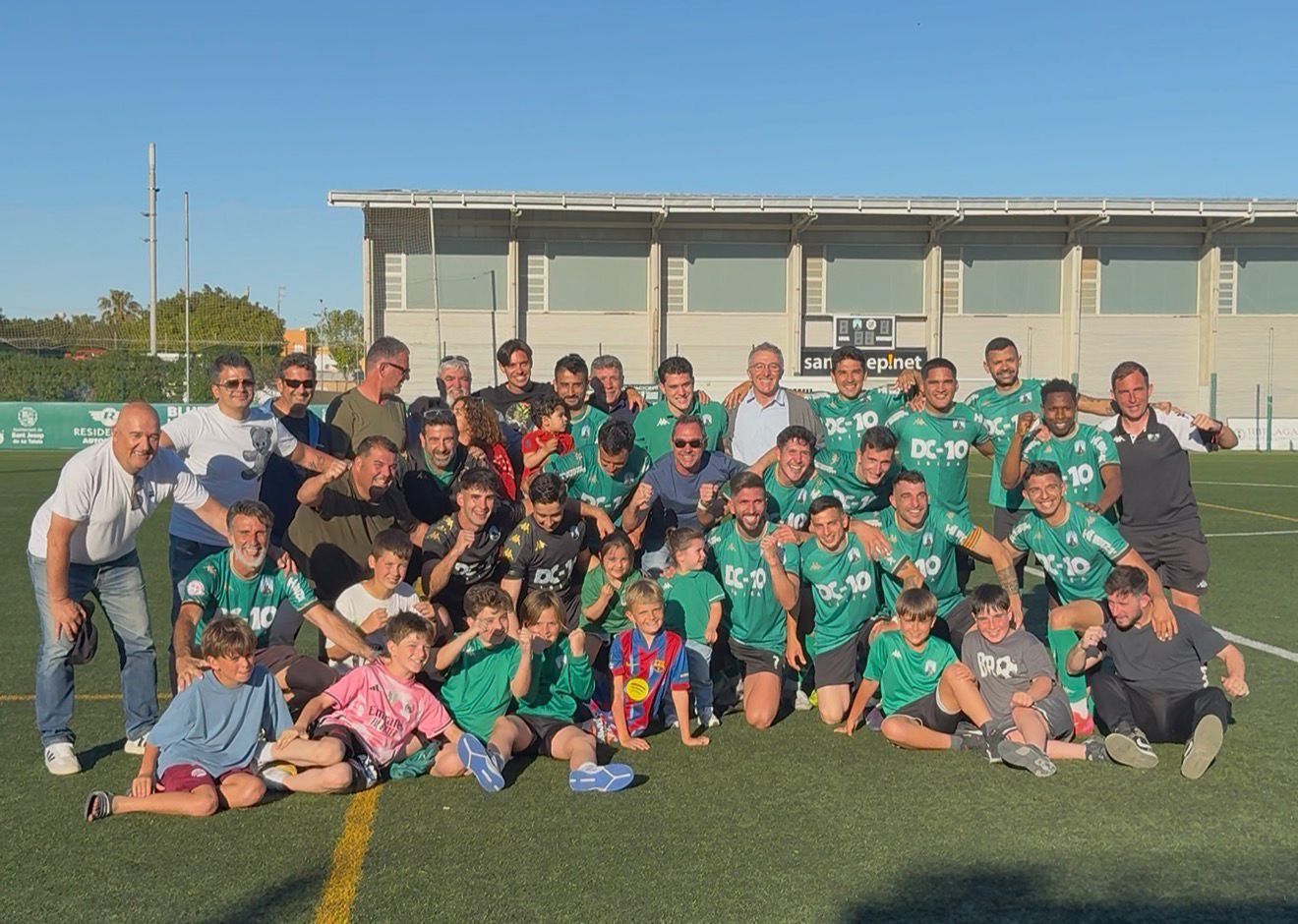 La plantilla de la PE Sant Jordi celebra el campeonato liguero conseguido el pasado fin de semana en el Kiko Serra.
