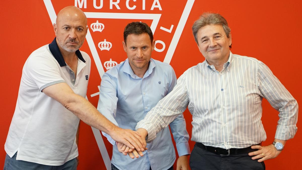 Mario Simón junto a Agustín Ramos y a Manolo Molina tras renovar como técnico del Real Murcia.