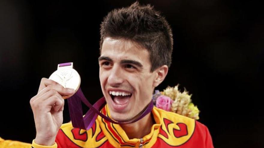 Joel González muestra su medalla de oro.