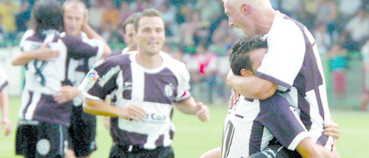 Xisco, exjugador del Vecindario, celebra en el Municipal un gol del conjunto sureño ante el Castilla durante la temporada en Segunda División.