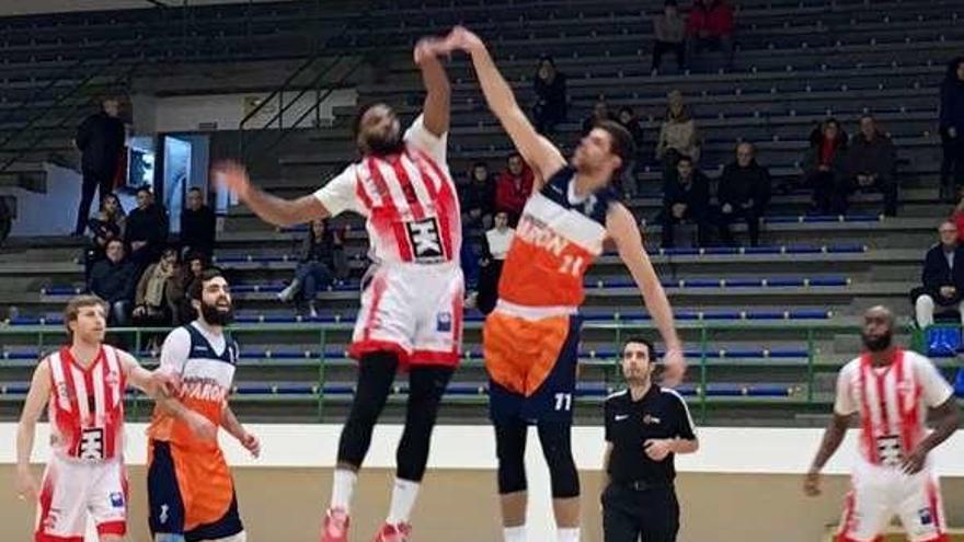 Kenny Ejim, durante el salto inicial con un jugador del Narón.