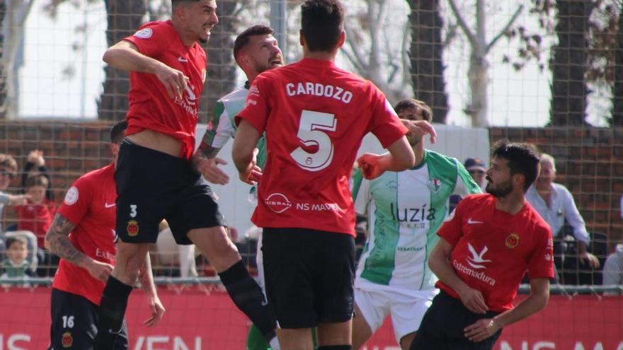 Acción de un partido anterior del Montijo en el Emilio Macarro.