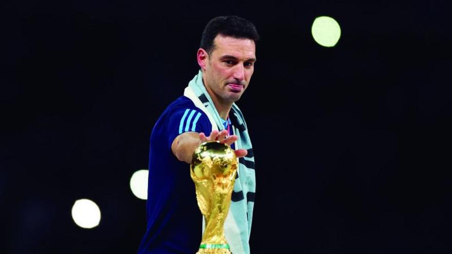 Lionel Scaloni acaricia la Copa del Mundo tras conquistar el título en Catar