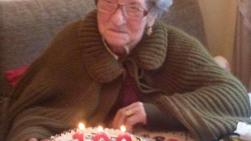 Amparo Fernández sopló las velas por su 102 aniversario. // FDV