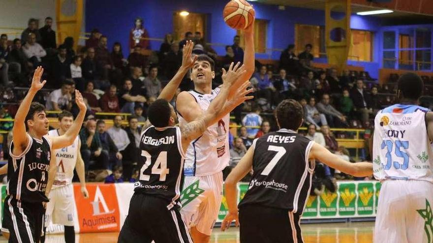 Christopher Iza, ejecutando un gancho en un partido reciente.