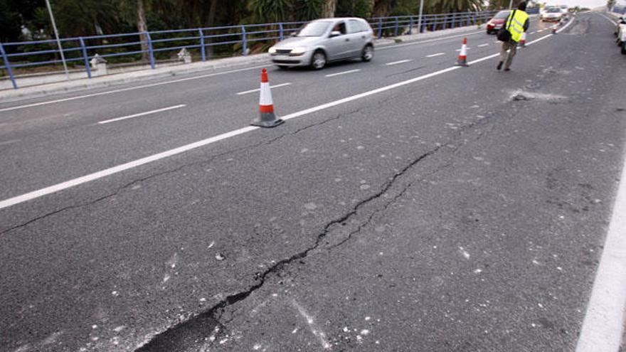 El acceso rodado al puente fue limitado ayer a un único carril.