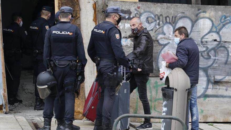 SOS de las comunidades de vecinos con okupas por el ruido y los desperfectos que sufren