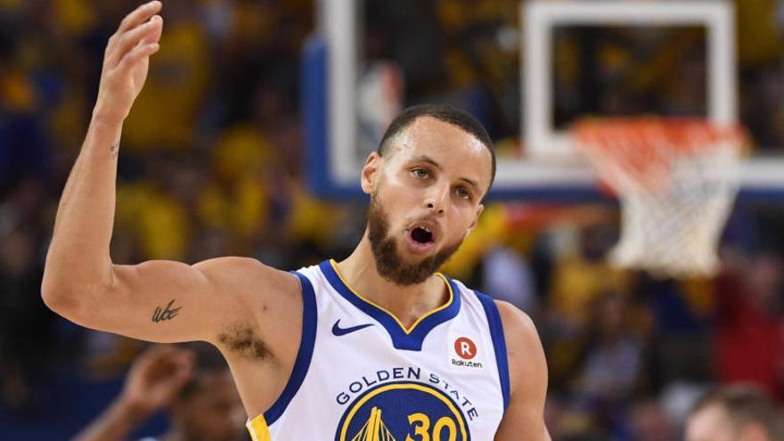 Stephen Curry celebra una canasta de su equipo.