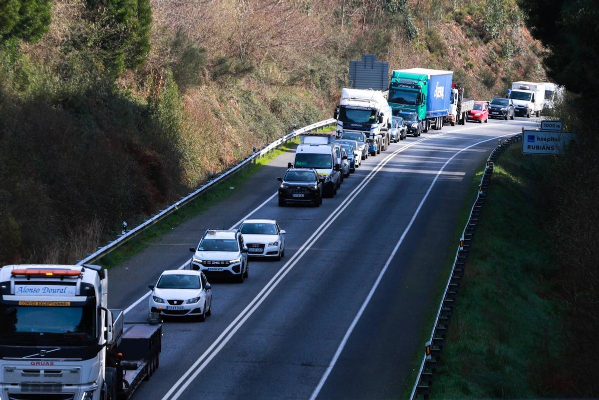 Reparación de carreteras dañadas por los temporales en la comarca, esta mañana.