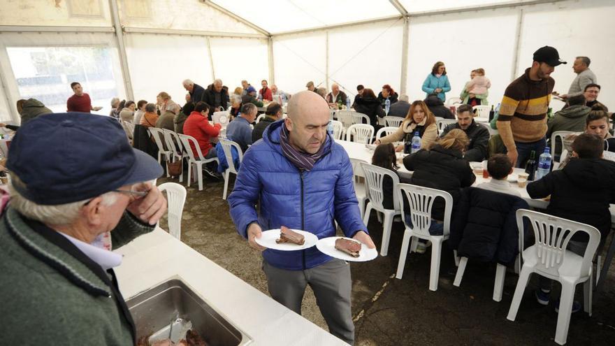 Más de un centenar de comensales en la Festa da Carne á Brasa en Moalde | BERNABÉ/JAVIER LALÍN
