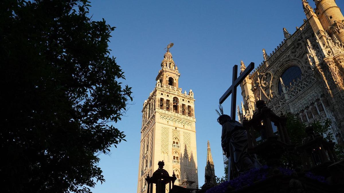 Las imágenes del centro de Sevilla el Viernes de Dolores 2026