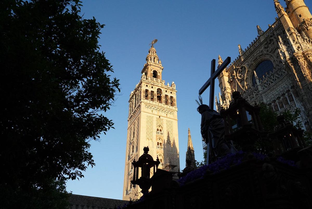 Procesión de El Cristo de la Corona por Sevilla. Procesión de El Cristo de la Corona por Sevilla.