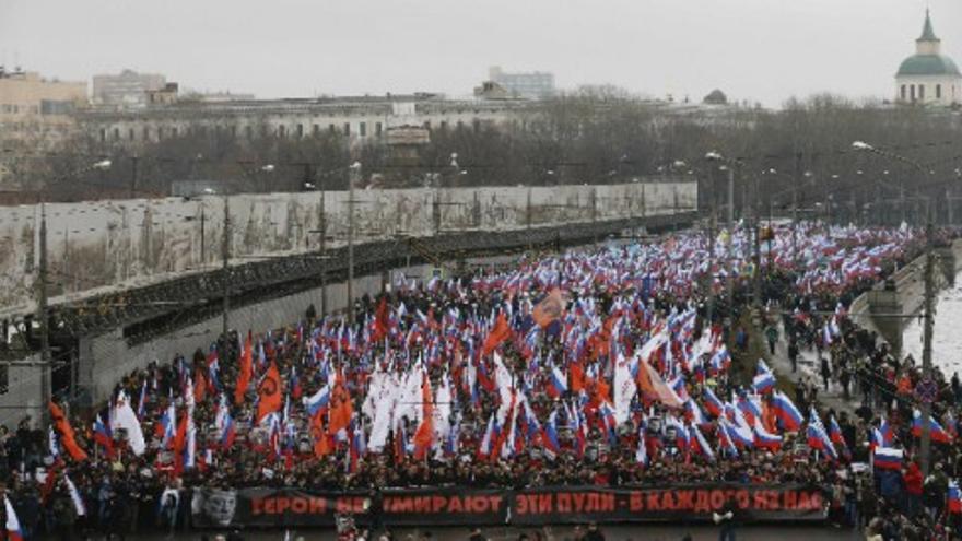 Miles de rusos marchan en recuerdo de Nemtsov