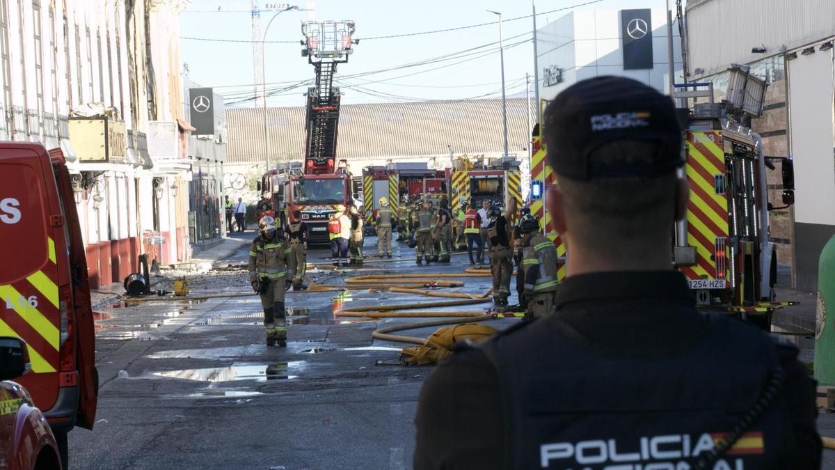Efectivos de la Policía Nacional y bomberos en el lugar del fuego.