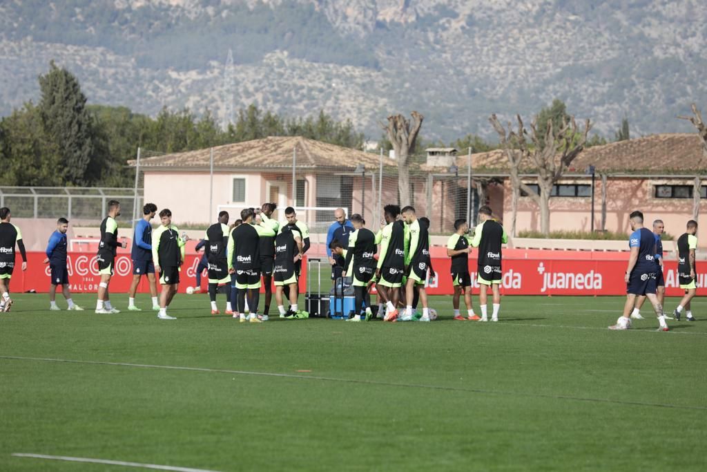 La afición del Mallorca disfruta de sus ídolos en Son Bibiloni