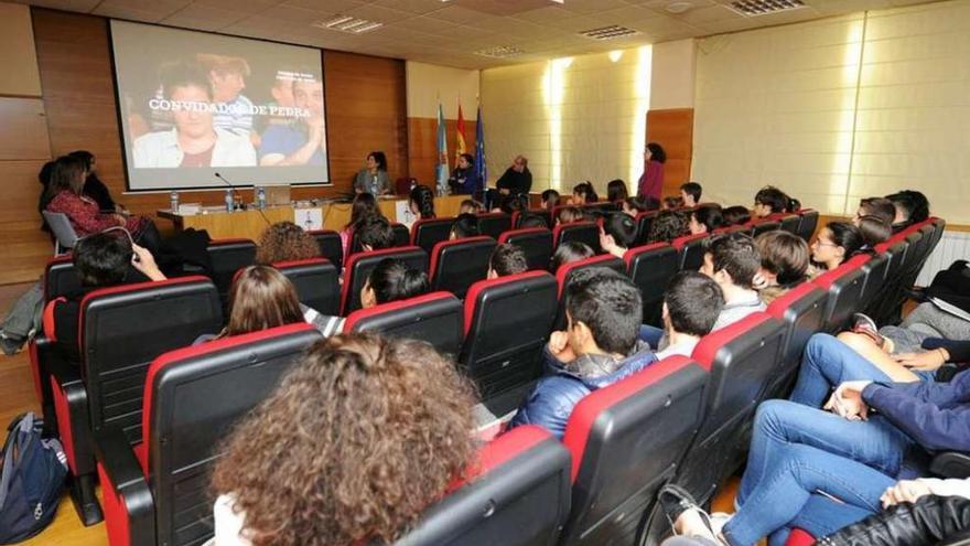 Alumnos de un centro coruñés en la proyección de un vídeo sobre violencia de género.