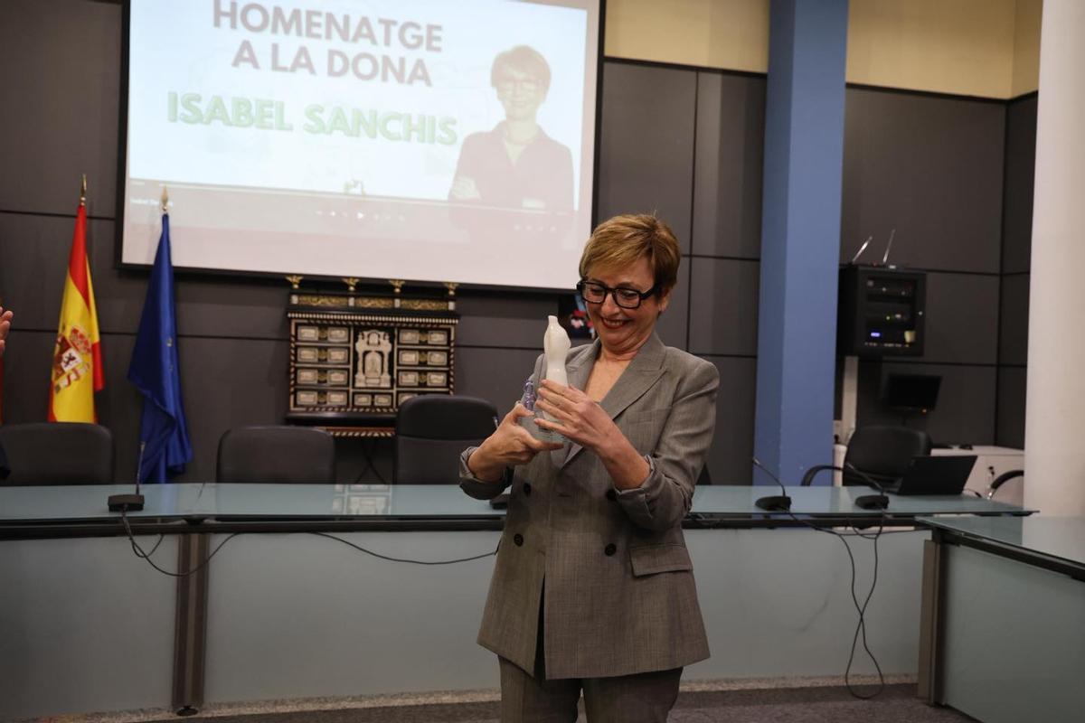 Isabel Sanchís recoge el reconomiento por el Día Internacional de la Mujer.