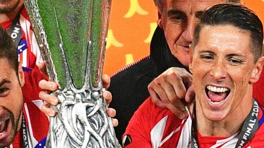 Fernando Torres, con el trofeo de la Europa League.