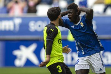 Obeng lamenta un fallo ante Jairo, este domingo en Oviedo.