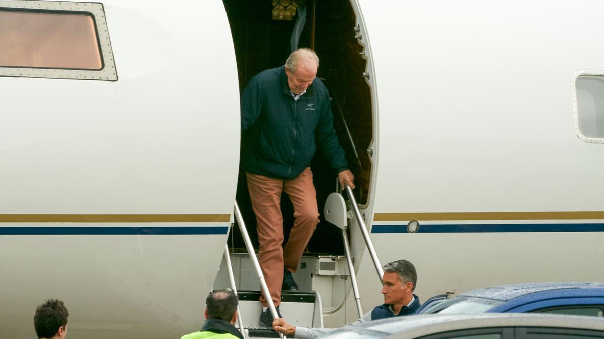El rey emérito Juan Carlos I aterriza en Vitoria.
