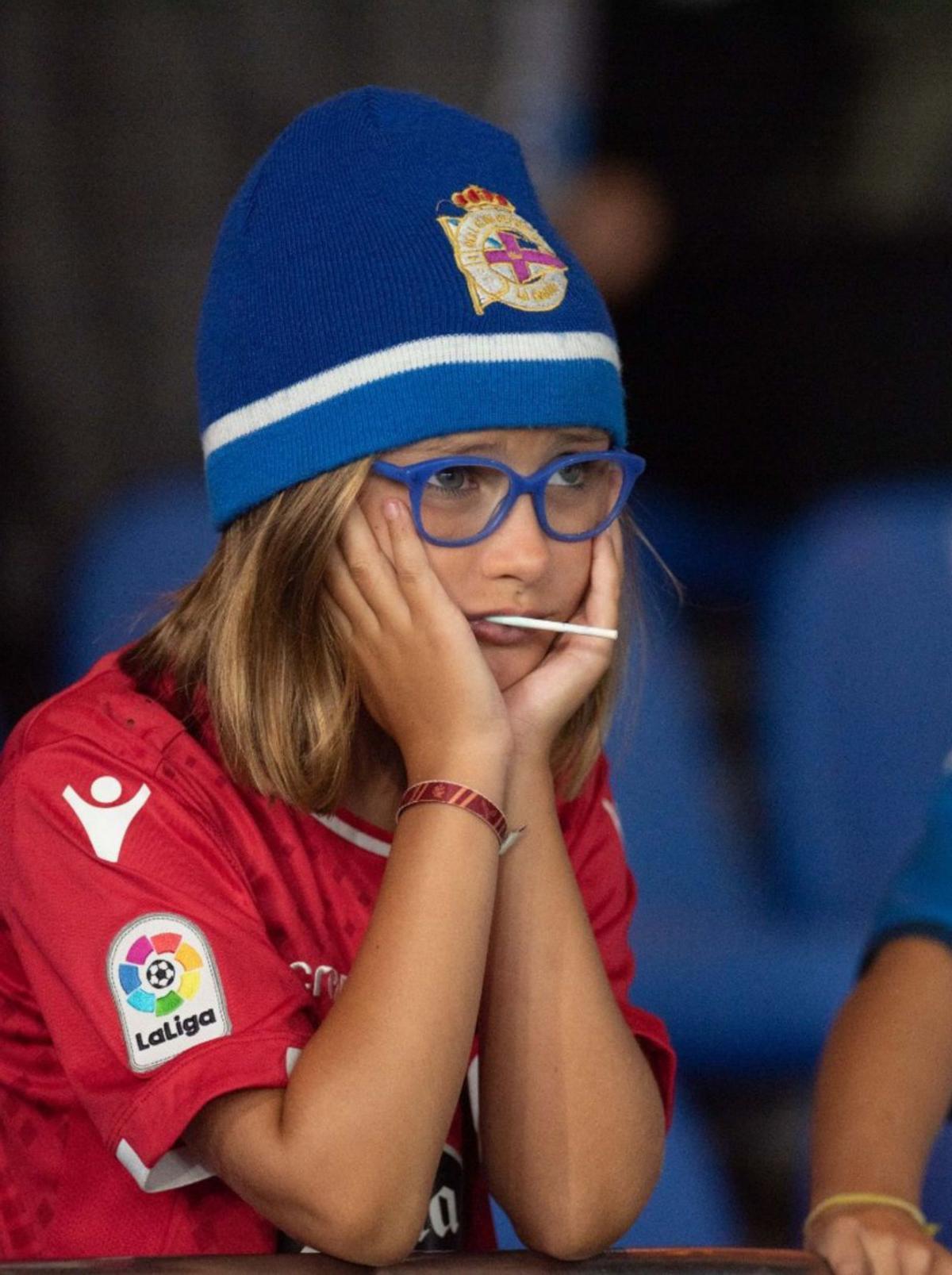 Una joven aficionada del Deportivo en Riazor. |  // CASTELEIRO / ROLLER AGENCIA