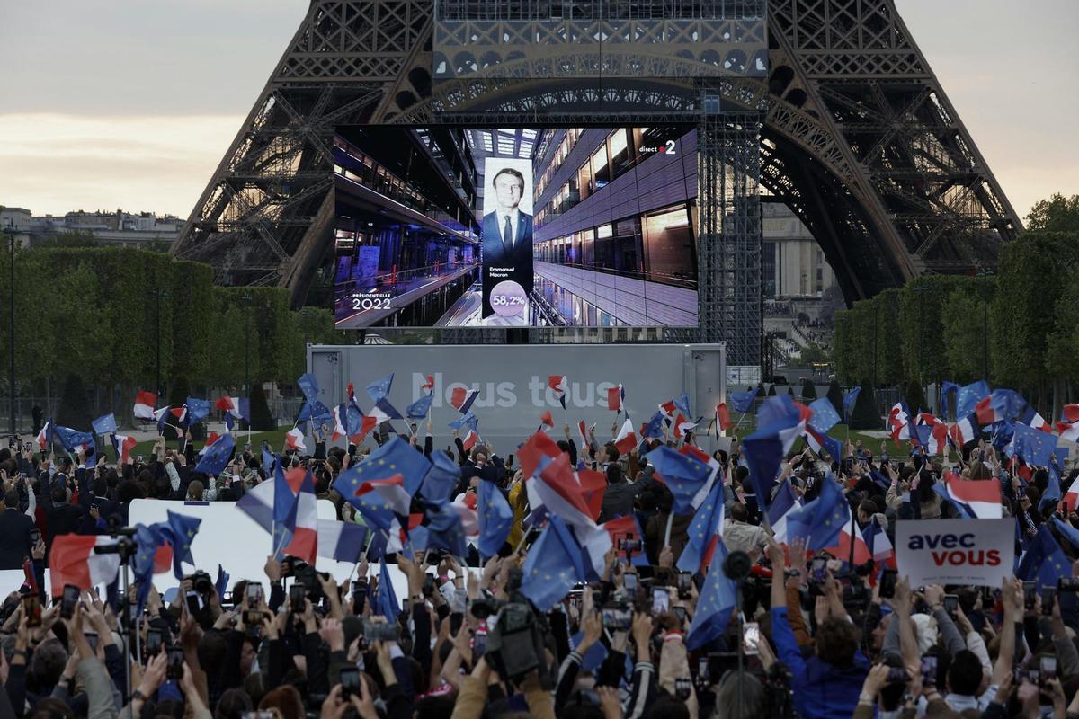 Los seguidores de Macron celebran la victoria en las elecciones de Francia