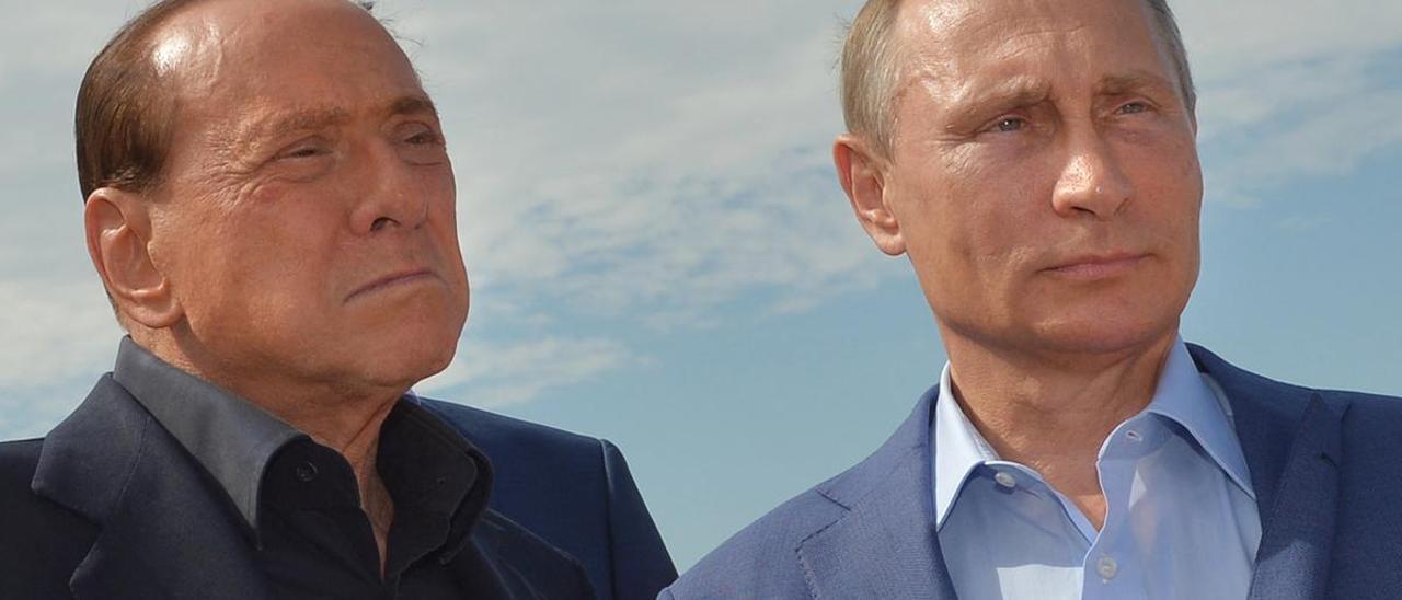 Berlusconi y Putin en una imagen de 2015, durante una visita del primero a Sevastopol.