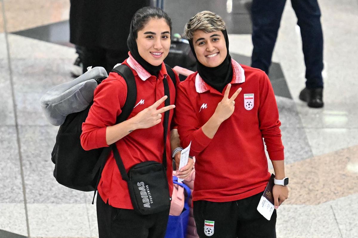 Jugadoras de la selección femenina de Irán, en el aeropuerto de Kuala Lumpur.