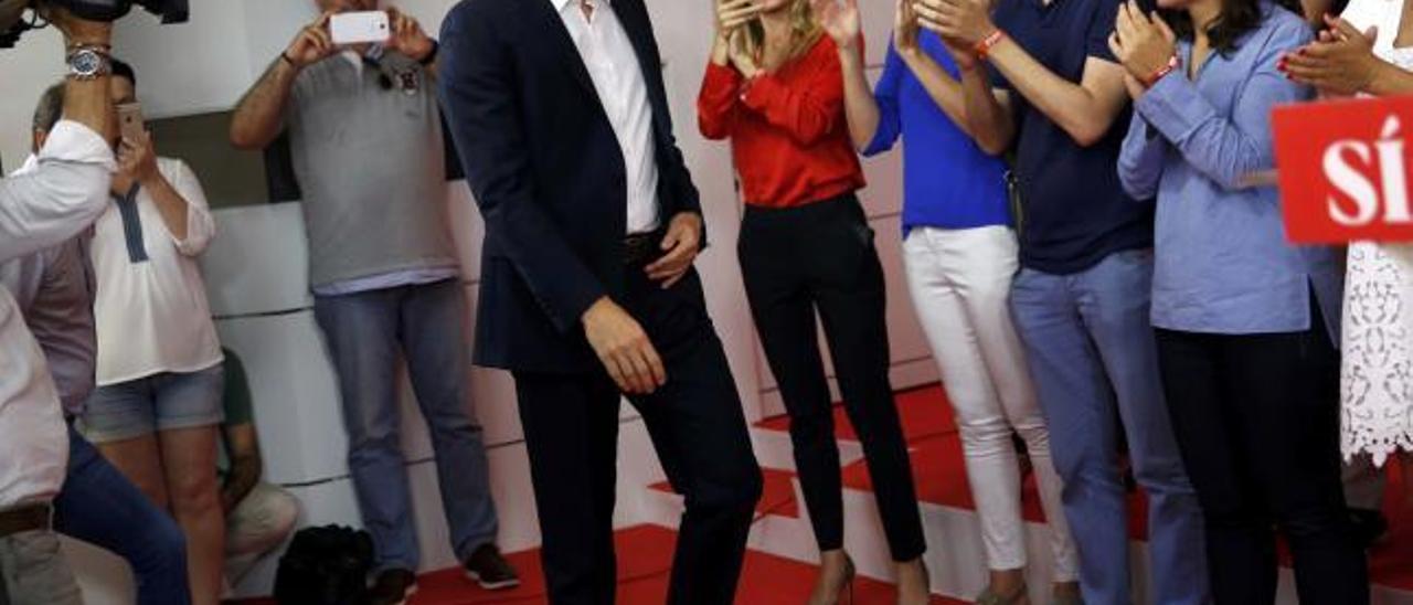 Pedro Sánchez recibe los aplausos de su esposa y de compañeros de partido.