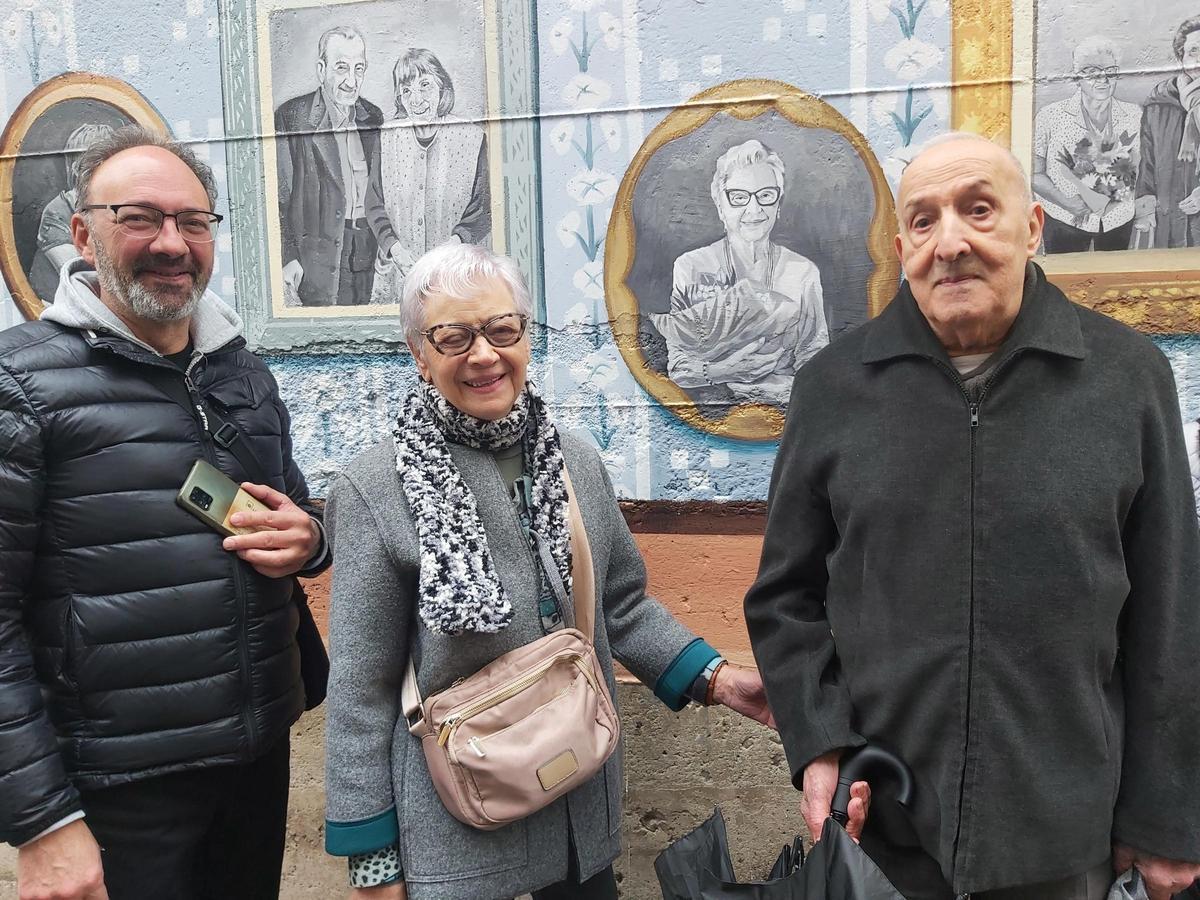 Rosa Vila, que surt al mural, amb el seu marit Pere Puig, veïns del carrer Sant Bartomeu, i el seu fill Toni Puig