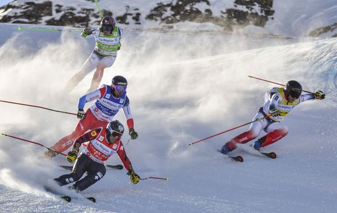 Kevin Drury, Youri Duplessis Kergomard, Ryan Regez y Jean-Frederic Chapuis compiten durante la final masculina de la Copa del Mundo de Ski Cross en Val Thorens.