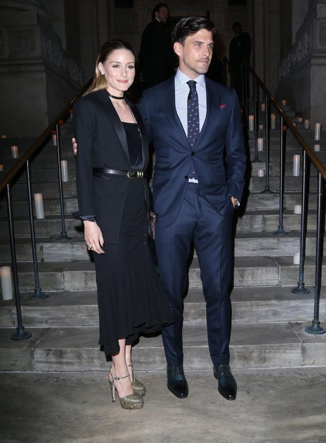 Olivia Palermo look en negro con zapatos verdes